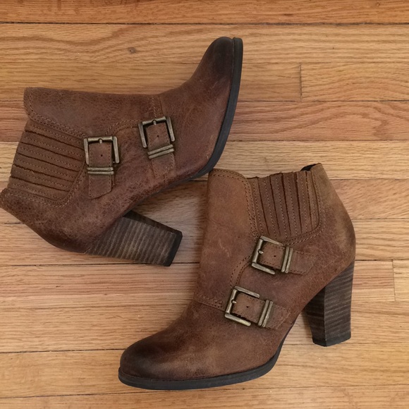 Clark’s Artisan distressed leather ankle boots - Picture 3 of 8